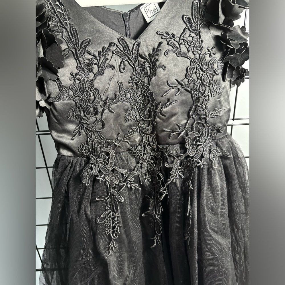 Girl’s black v-neck sleeveless party dress with floral lace apliques sz140 NWOT - Picture 5 of 6